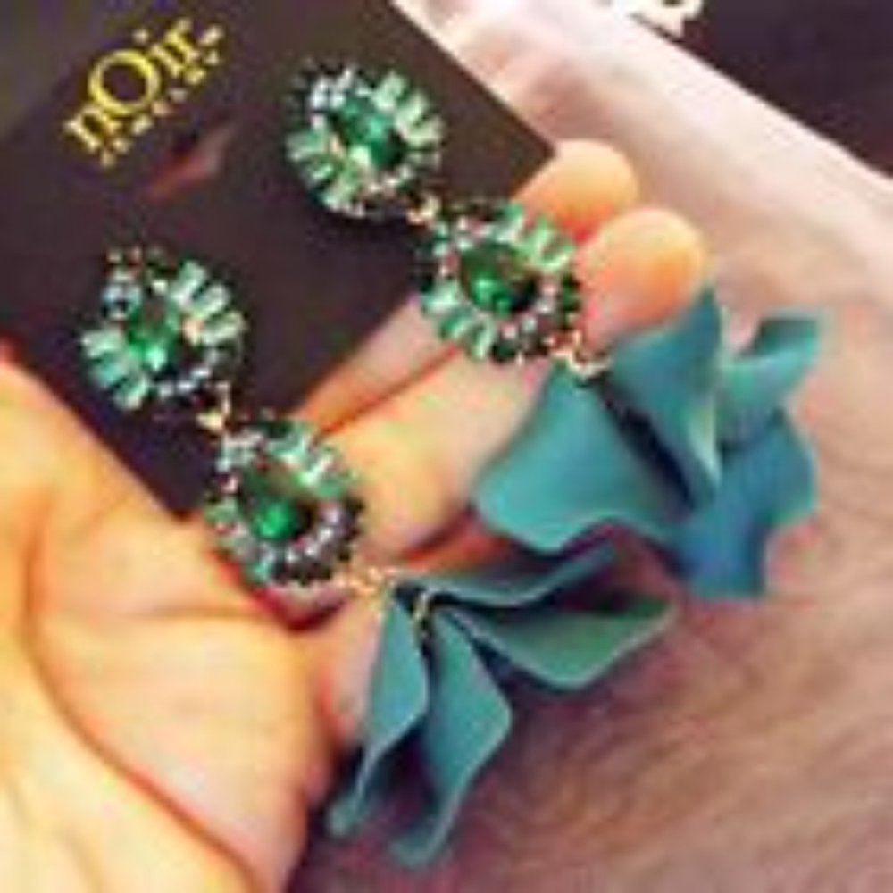 *NWT*NOIR JEWELRY EMERALD GREEN CRYSTAL LUCITE BLOSSOMS LONG DRIPPY EARRINGS 43 - Picture 2 of 2